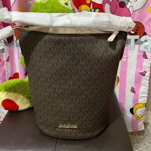 Michael kors bucket messenger bag